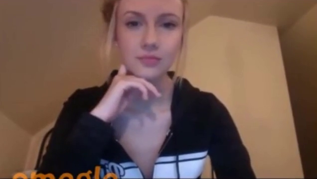 [Omegle] Cute Blonde Bates Her Innie